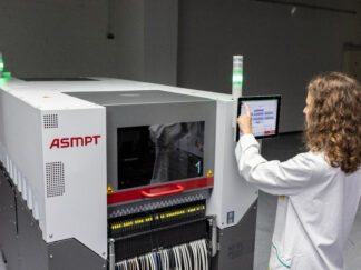 ASMPT SIPLACE V with operator (2)