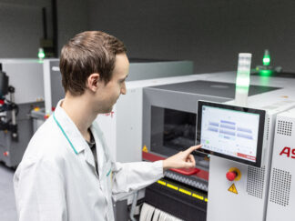 ASMPT SMT Line SIPLACE V with operator (3)
